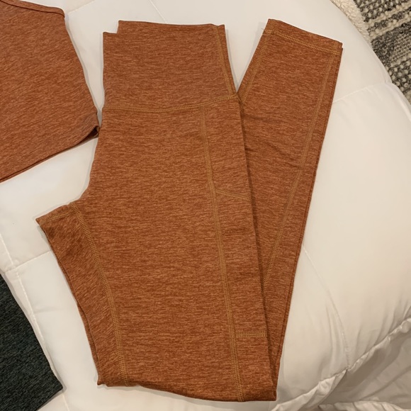 Aerie Workout Set with extra top - Picture 3 of 5